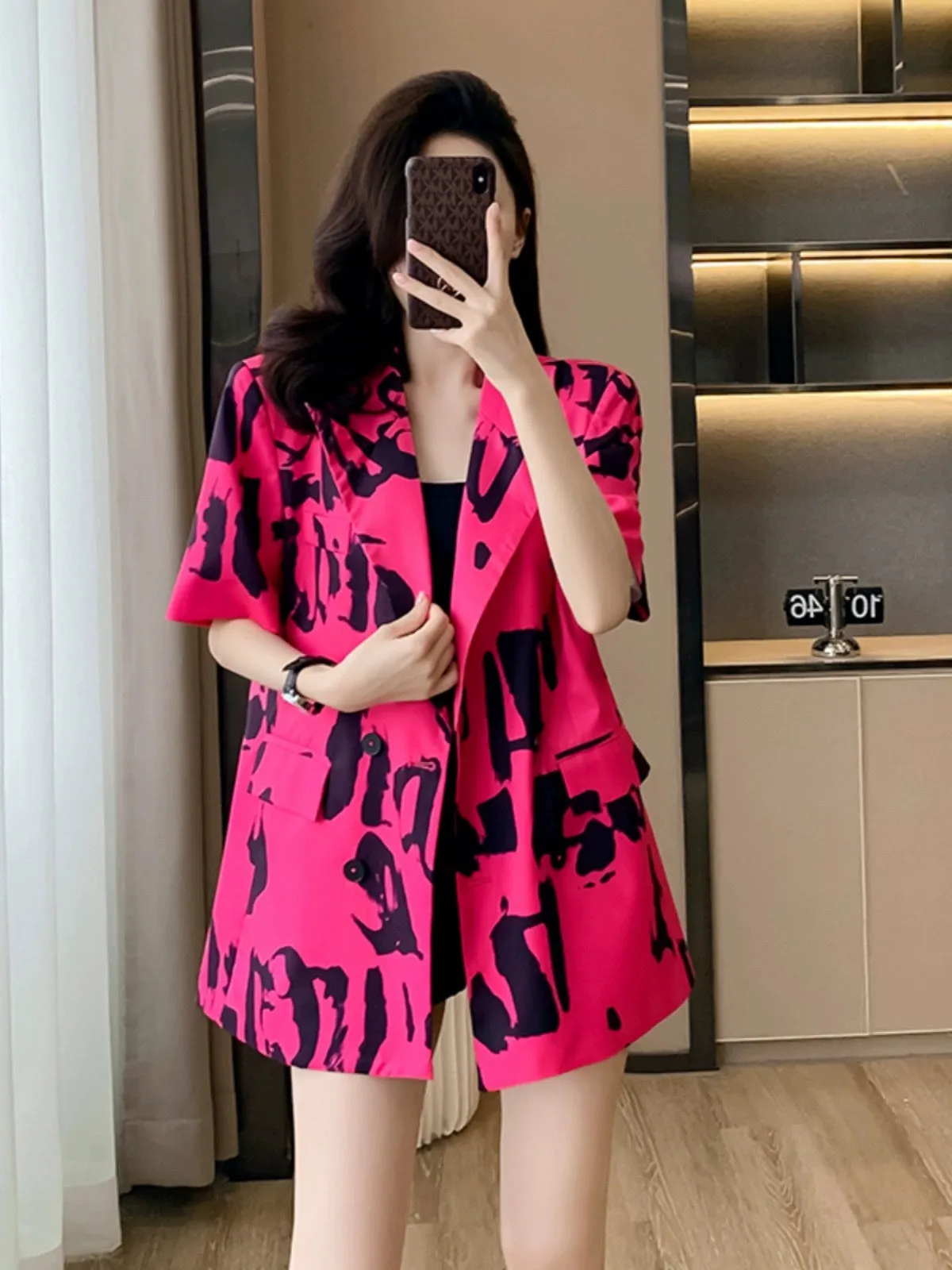 Fashionable short-sleeved suit jacket for women 2024 summer new style high-end personalized tops with western style casual suits