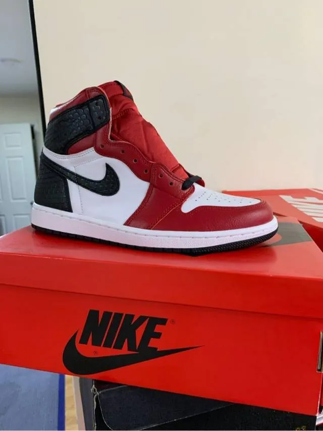 Nike Air Jordan 1 Retro High OG Satin Snake Chicago