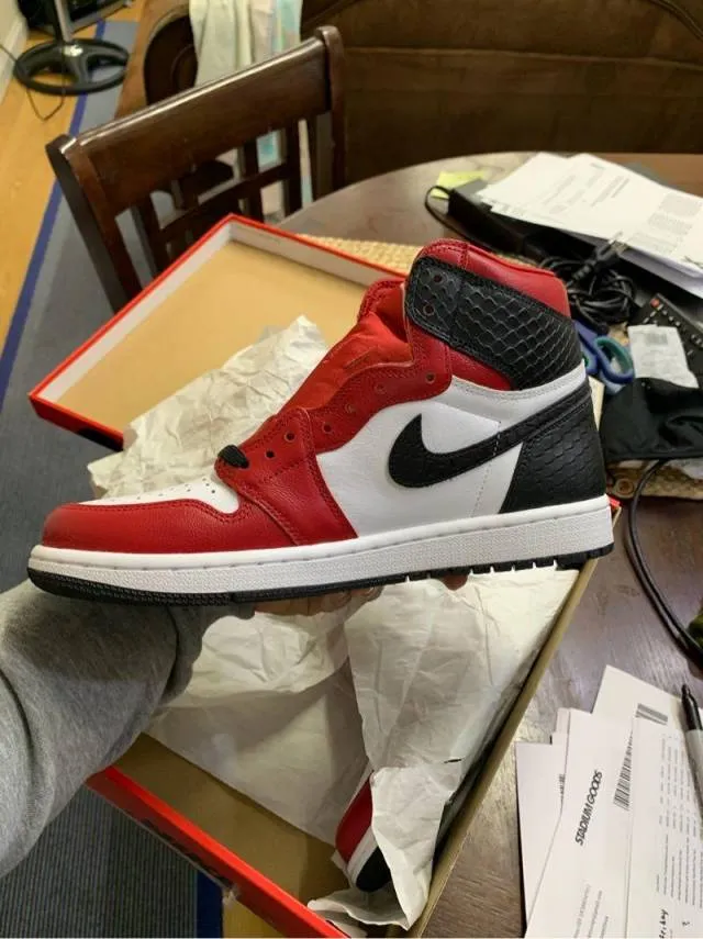 Nike Air Jordan 1 Retro High OG Satin Snake Chicago